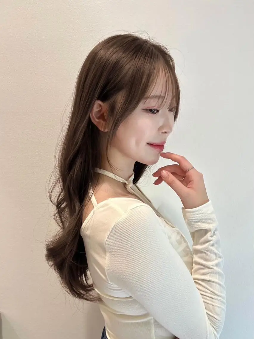 カラー 韓国🇰🇷トレンド レイヤーカット🩶のヘアスタイル