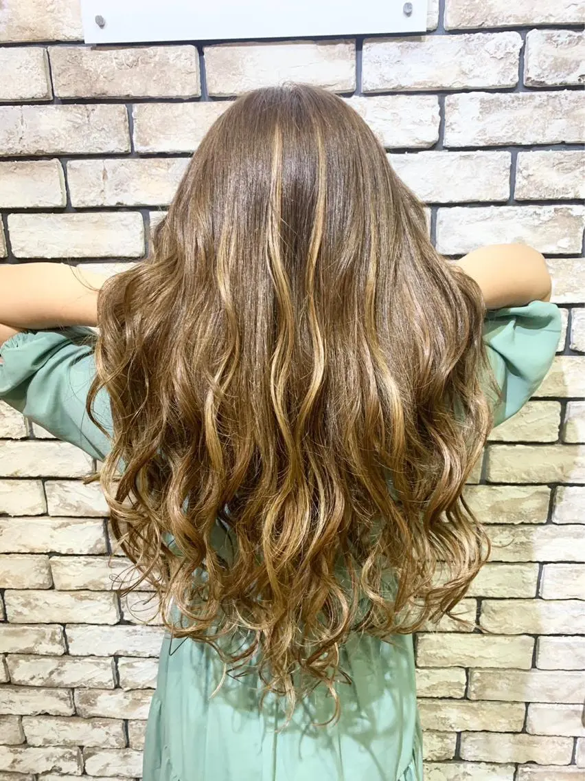 セミロング 推し活に可愛く艶モテ カラー/巻きキョウコのヘアスタイル