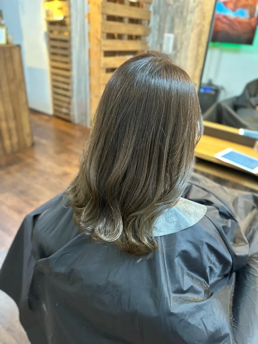ミディアム カラー グレージュ Luzir⭐︎ GEN⭐︎のヘアスタイル