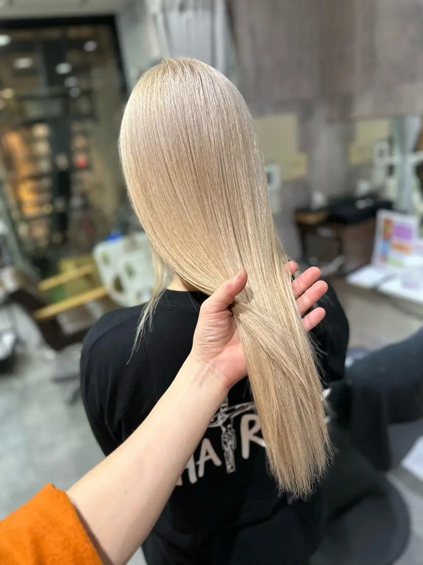 ロング カラー ブリーチ ブロンド ホワイトブロンド カット ヘアカラー トリートメント ヘアセット 難波ブリーチカラー 伊藤洋輝のヘアスタイル