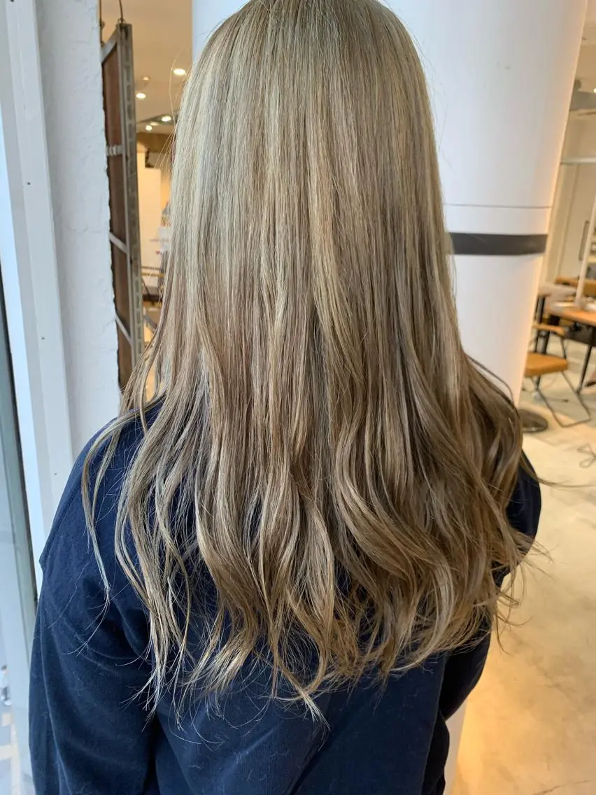 ロング カラー アッシュ ブリーチ ミルクティーアッシュ LUXBE LUCEのヘアスタイル