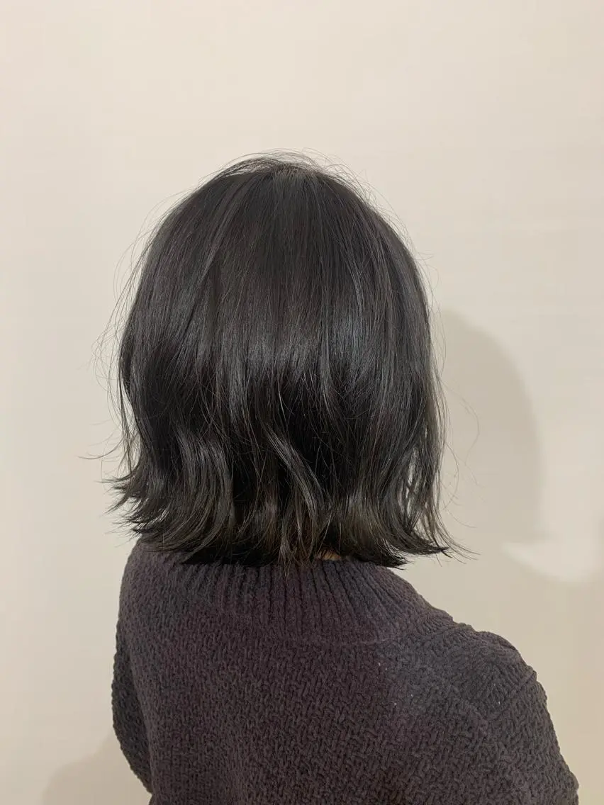 ミディアム カラー パーマ ヘアアレンジ 切りっぱなしボブ 黒髪 ブルーカラー ブルーブラック ボブ 加藤 綾華のヘアスタイル