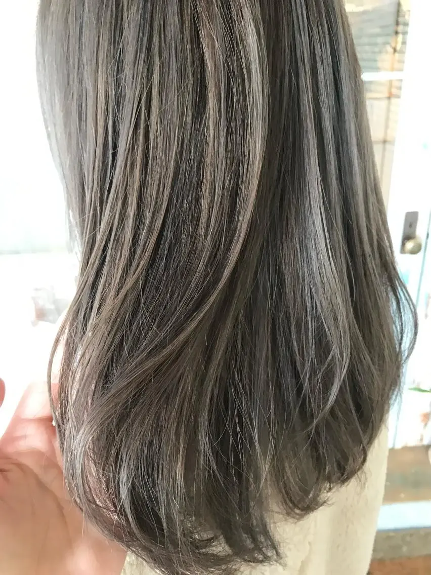 セミロング カラー ブリーチ グレージュ noce harumiのヘアスタイル