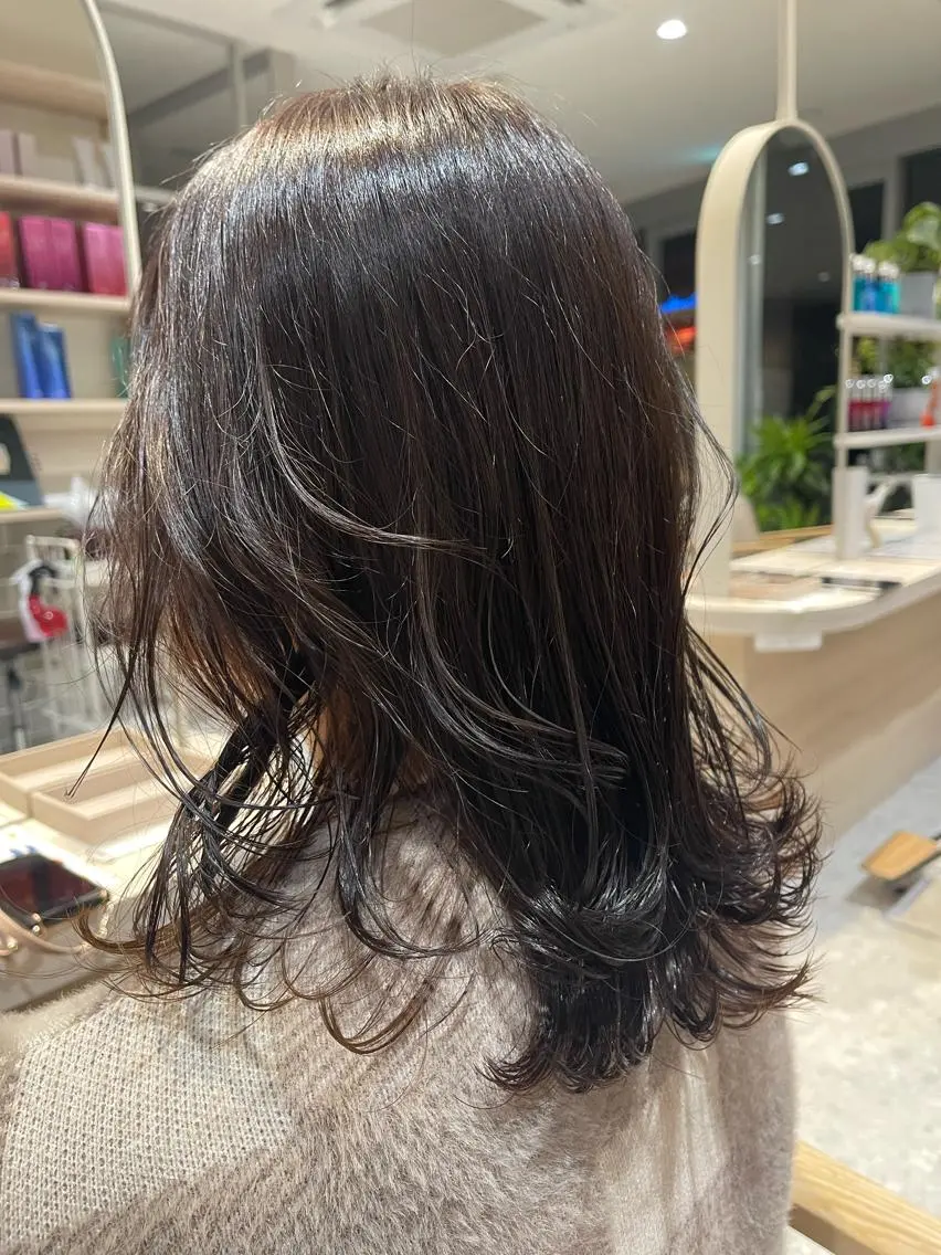 ミディアム レイヤーカット 𝓜𝓮𝓛𝓲𝓟 冨樫果楠のヘアスタイル