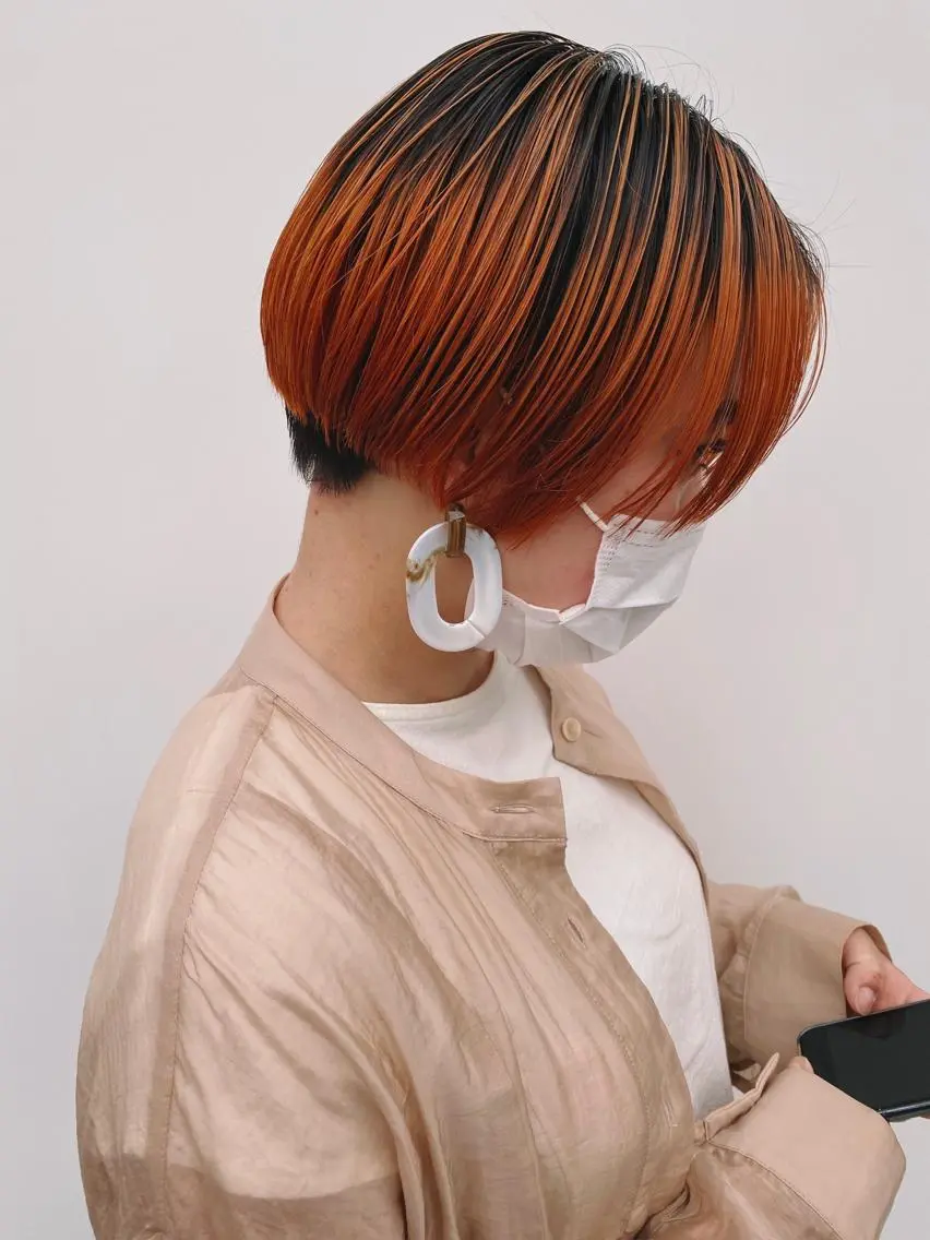 ショート カラー バレイヤージュ 黒髪 ハイライトカラー オレンジ ハイライト ヘアカラー トリートメント (h)wim ウィムのヘアスタイル