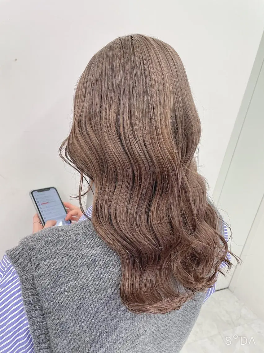 セミロング カラー ヘアアレンジ ネイル マツエク・マツパ ヘアカラー トリートメント ヘッドスパ ヘアセット ベージュグレージュ 💕しゅーじ💕のヘアスタイル