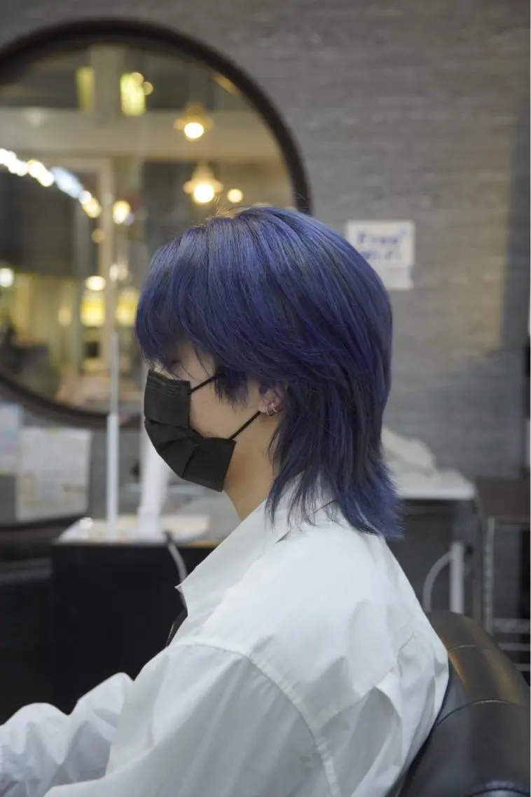 ミディアム カラー メンズ メンズブリーチ ブリーチ ブルーカラー ネイビーカラー シルバー 能登谷 泉稀のヘアスタイル
