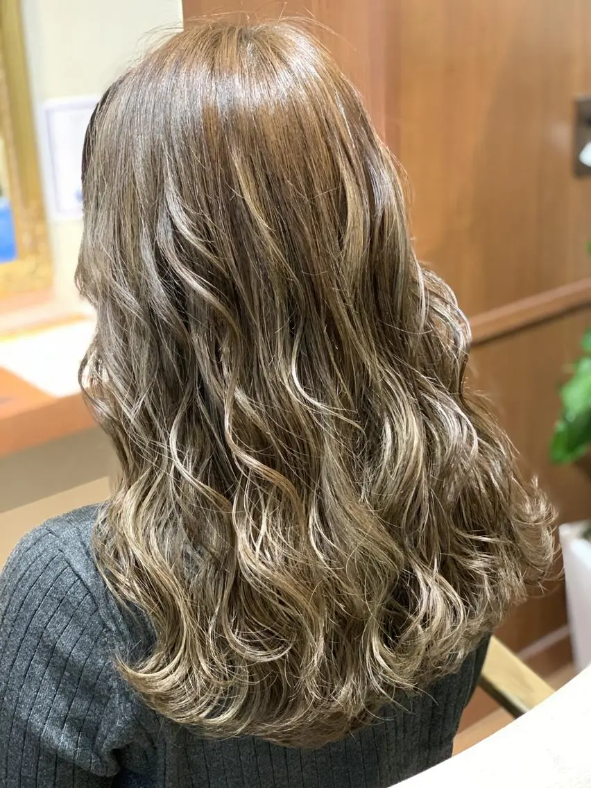 ロング カラー アッシュ ベージュカラー ブリーチ ヘアカラー トリートメント ハイトーン得意😍 Lumiereのヘアスタイル