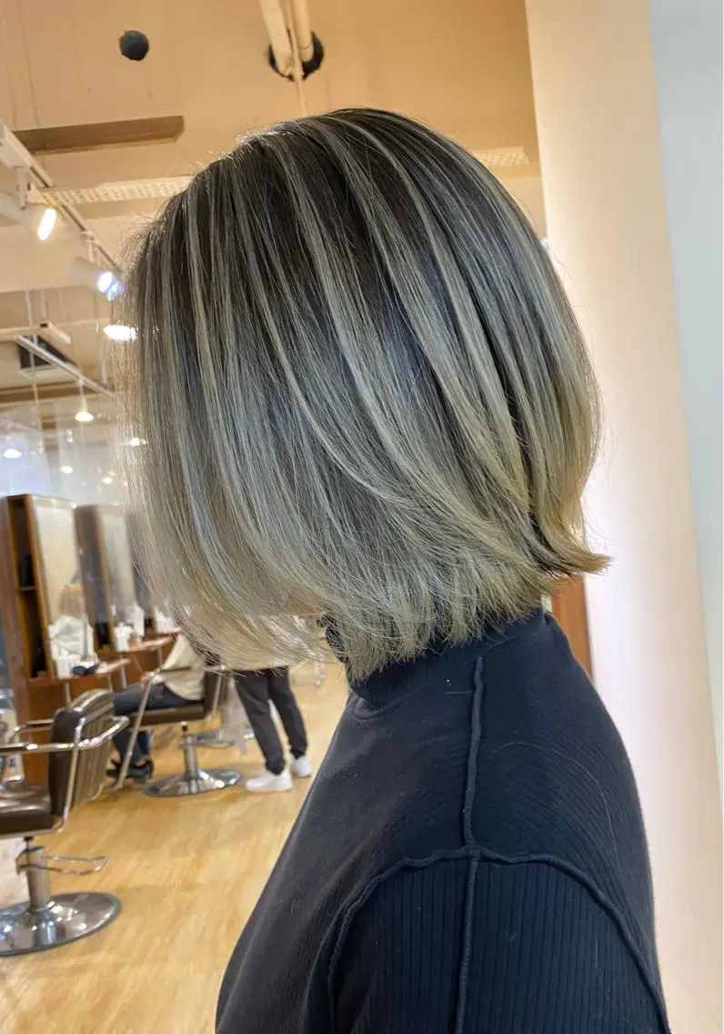 ショート カラー バレイヤージュ ボブ レイヤーカット 外ハネヘア 白髪ぼかし バレイヤージュ志鎌のヘアスタイル