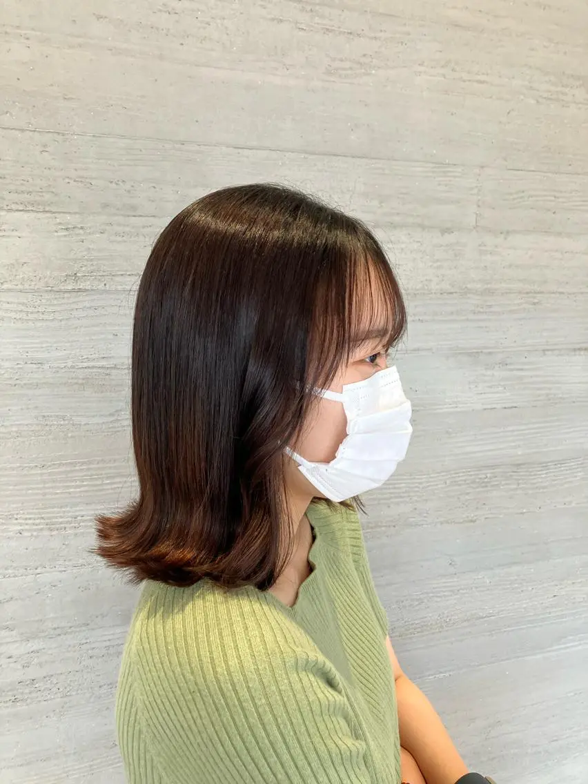 ミディアム 外ハネヘア サキ🤍ハイトーン 🪩レイヤーカットのヘアスタイル