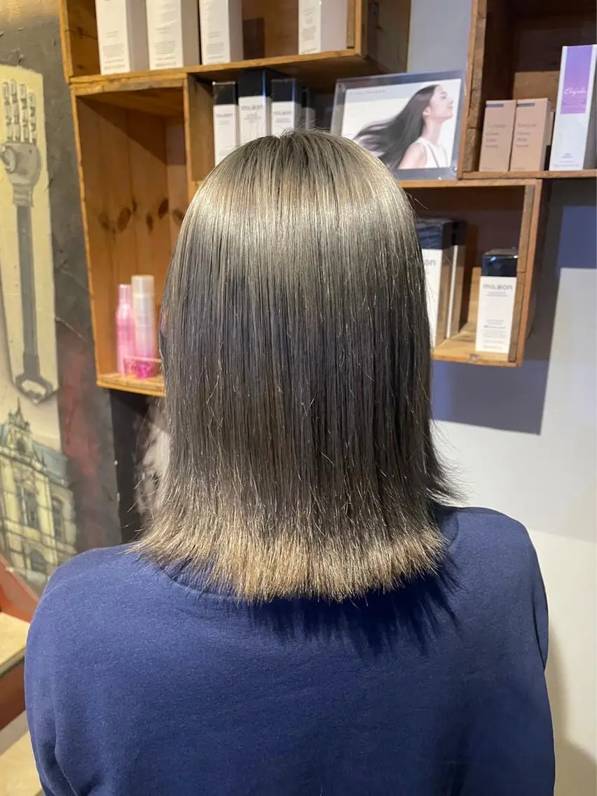 カラー ブリーチ グレージュ 隅内 桃香のヘアスタイル