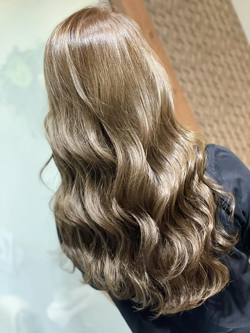 ロング カラー ベージュカラー ブリーチ ペールベージュ ヘアカラー トリートメント ハイトーン得意😍 Lumiereのヘアスタイル