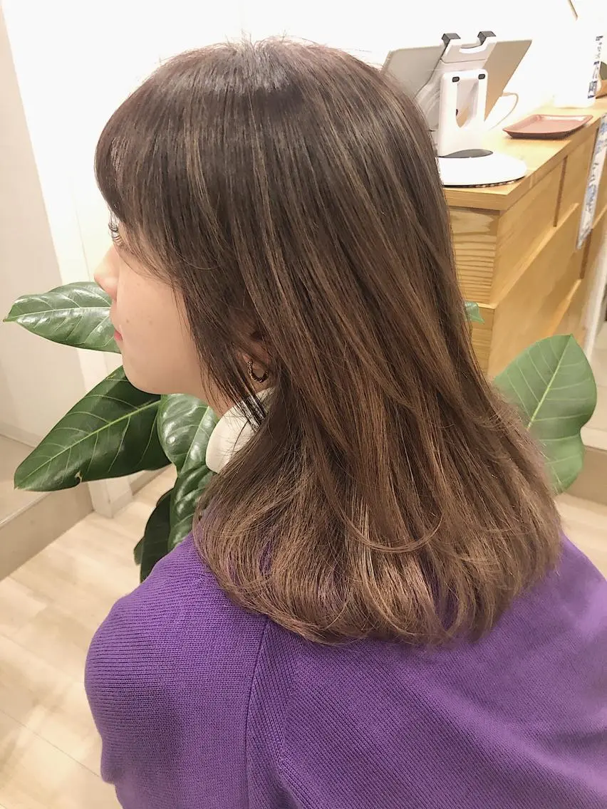セミロング カラー パーマ ヘアアレンジ バレイヤージュ ベージュカラー ブリーチ ミルクティーベージュ レイヤーカット カット ヘアカラー トリートメント 【ツヤ髪美容師】 ツダケイスケのヘアスタイル