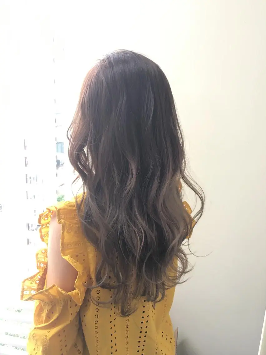 ロング カラー ブリーチ グラデーションカラー グレージュ シルバー シルバーグレージュ Zina SAKIのヘアスタイル