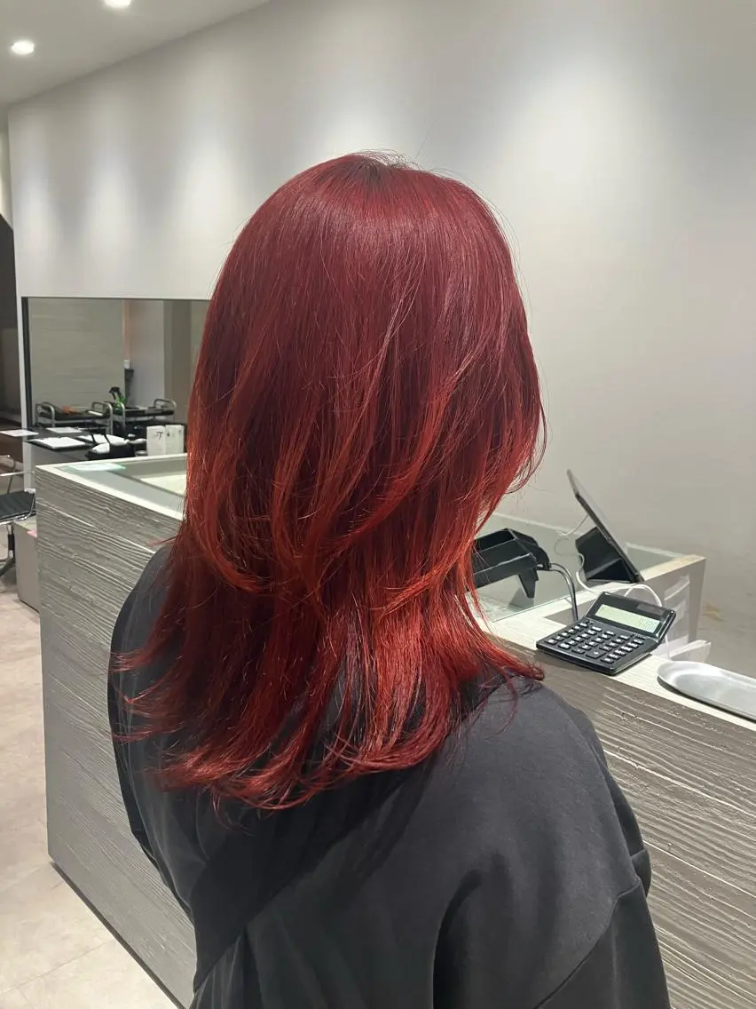 セミロング カラー ボルドーカラー サキ🤍ハイトーン 🪩レイヤーカットのヘアスタイル