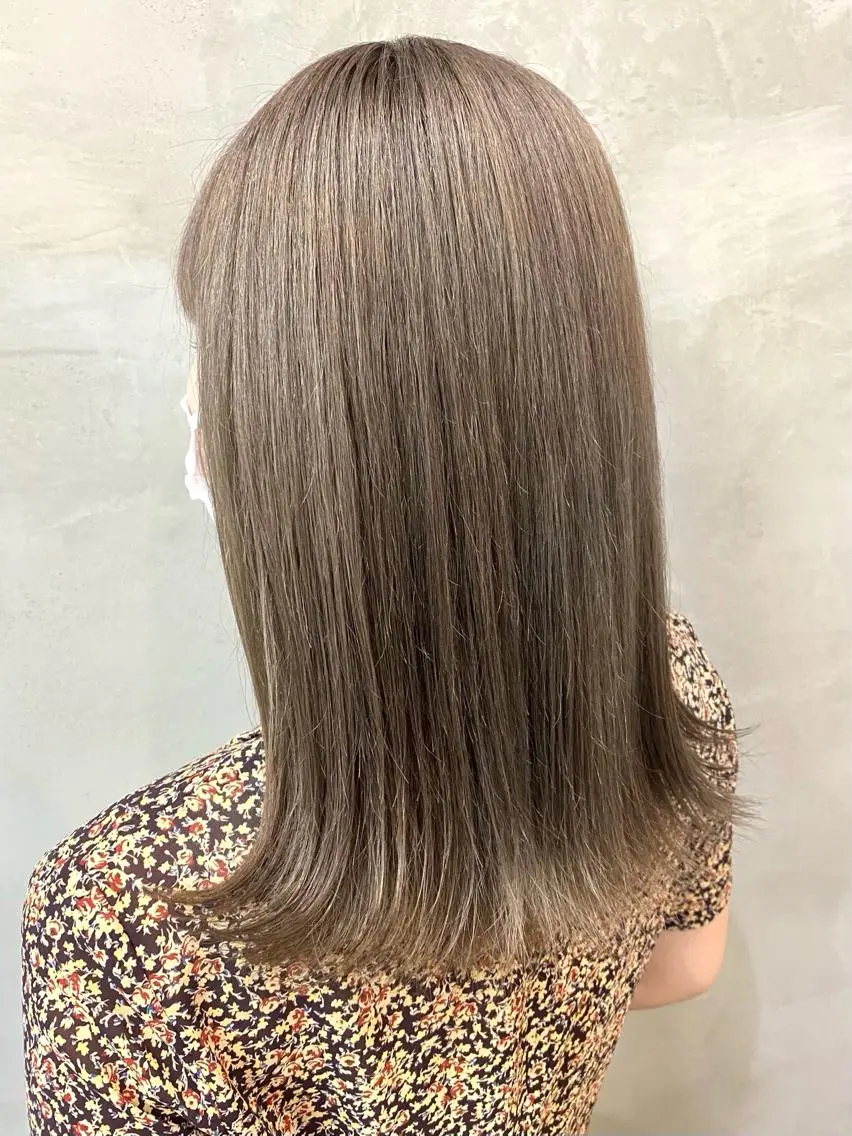 セミロング カラー ブリーチ グレージュ ミルクティーグレージュ カット ヘアカラー トリートメント 🫧透明感カラー🫧 OIKAWAのヘアスタイル