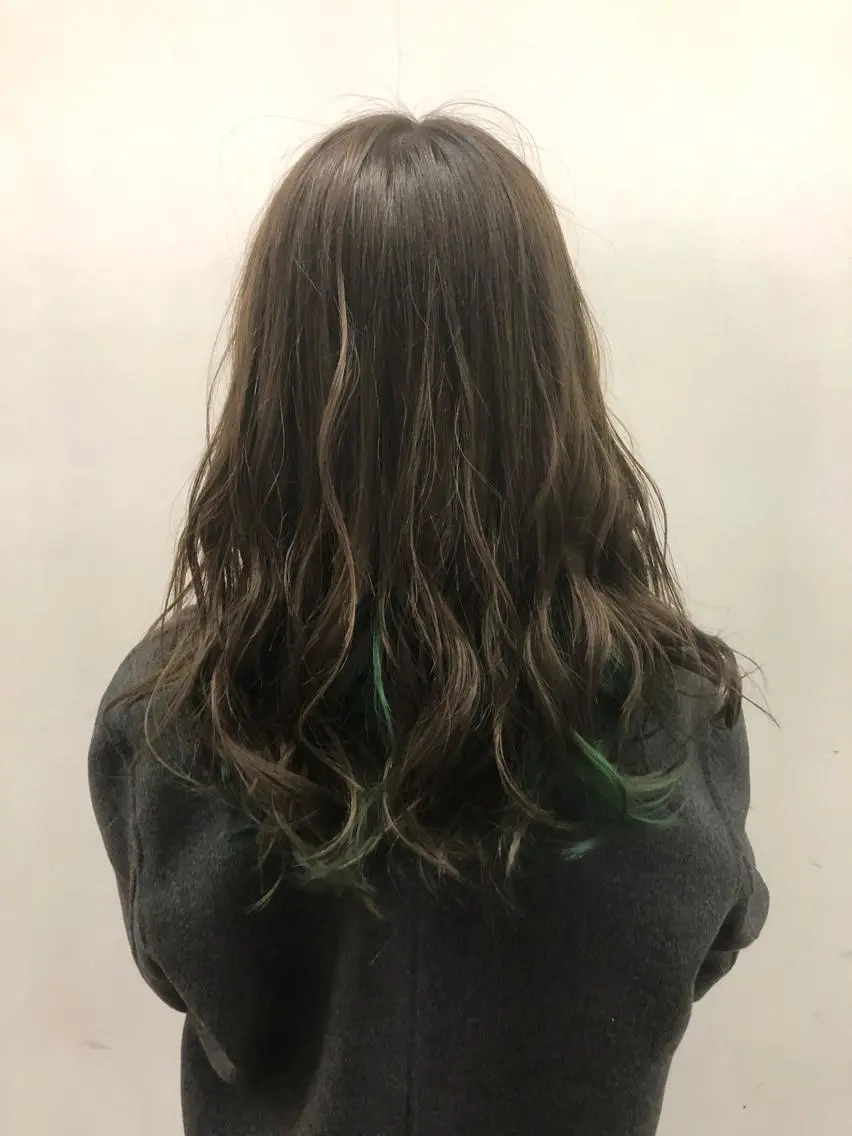 セミロング カラー ブリーチ グレージュ ハイライトカラー ハイライト 東條 克義のヘアスタイル
