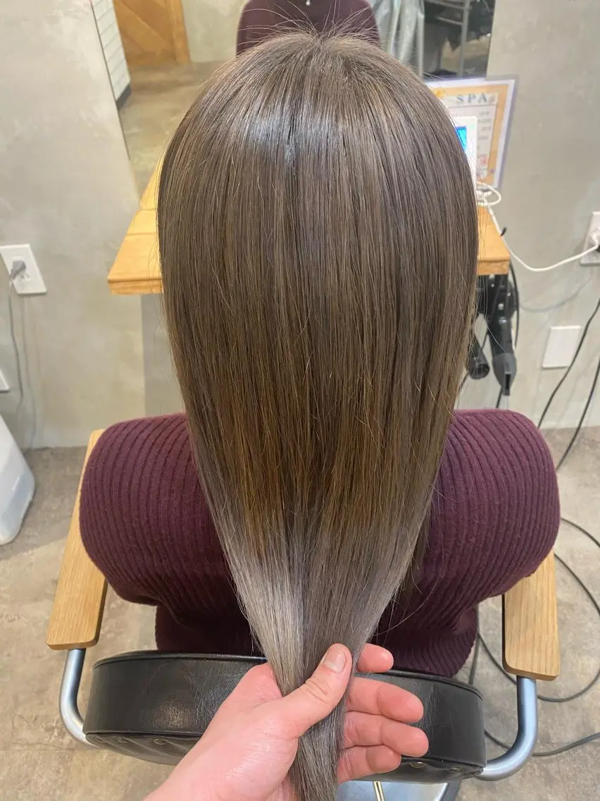 カラー ベージュカラー ブリーチ ミルクティーベージュ カット ヘアカラー 小山 奏良のヘアスタイル