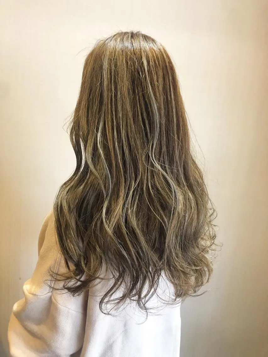 ロング カラー ヘアアレンジ ハイライトカラー ハイライト ヘアカラー 新井 友菜のヘアスタイル