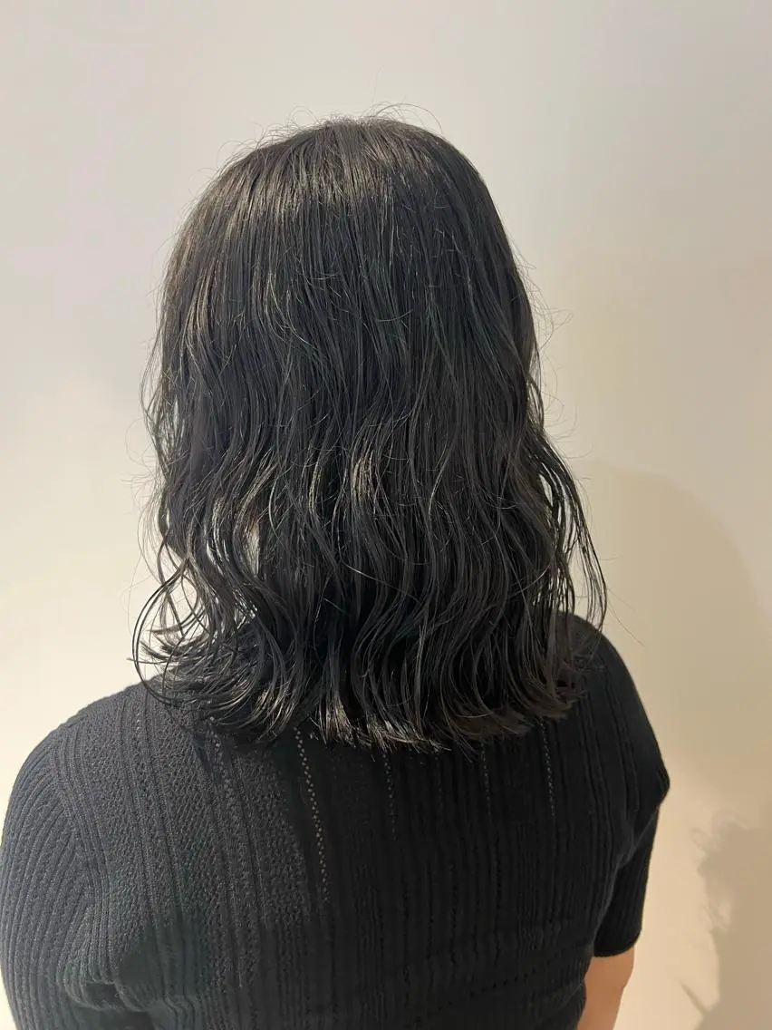 ミディアム カラー ヘアアレンジ ブルーカラー ブルーグレー ボブ 暗髪カラー🫐パーマ おくだりんかのヘアスタイル