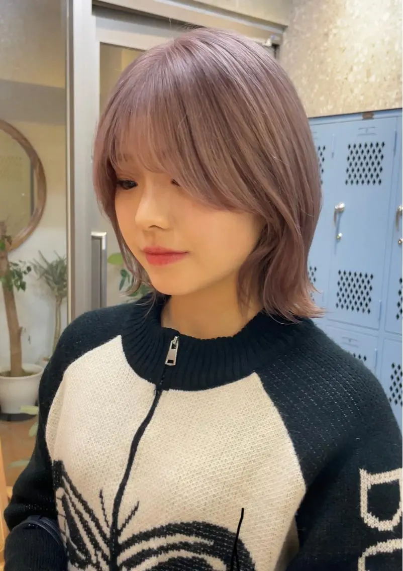 ミディアム ハイトーン💎 ホワイトベージュ坪谷のヘアスタイル