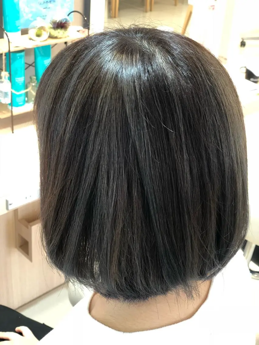 ミディアム アッシュ ハイライト 縮毛矯正/髪質改善 継続する美髪のヘアスタイル