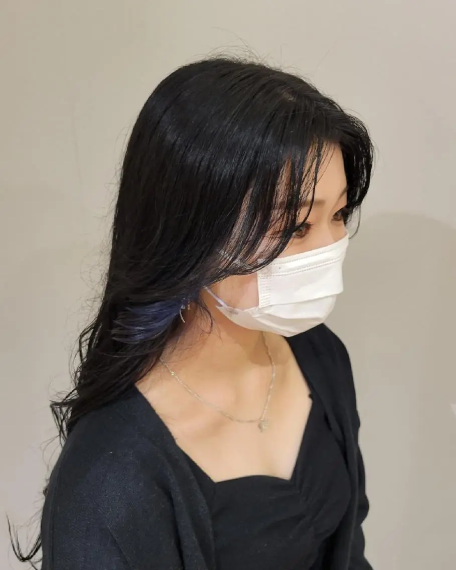 ロング カラー 黒髪 ブルーカラー ブルーブラック イヤリングカラー 透明感🫧艶カラー✨ レイヤー✂渡辺祐輔のヘアスタイル