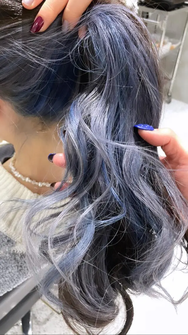 ロング カラー ブリーチ ブルーカラー インナーカラー シルバー ブリーチ/ハイトーン 艶カラー/ユリナのヘアスタイル