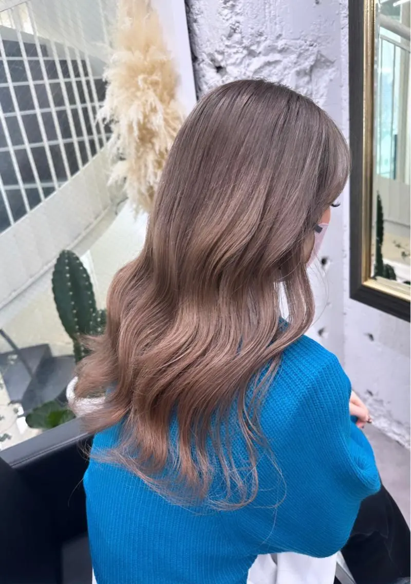 セミロング 瀧優華白髪ぼかし 大人レイヤー🩵のヘアスタイル