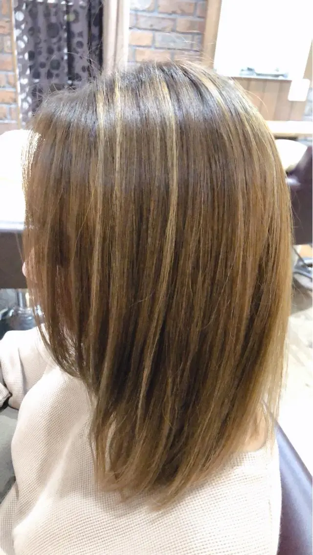 セミロング ハイライト かわい りなのヘアスタイル