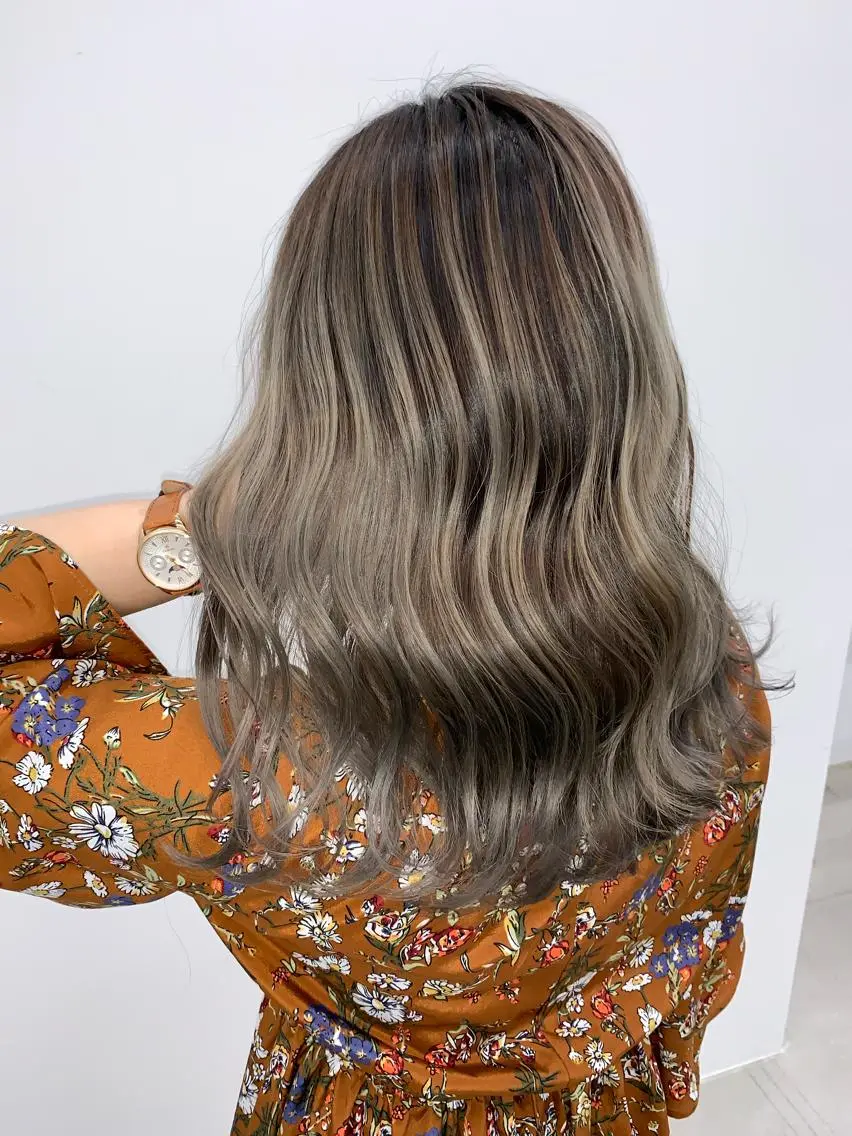 セミロング レイヤーカット 山田 絵里菜のヘアスタイル
