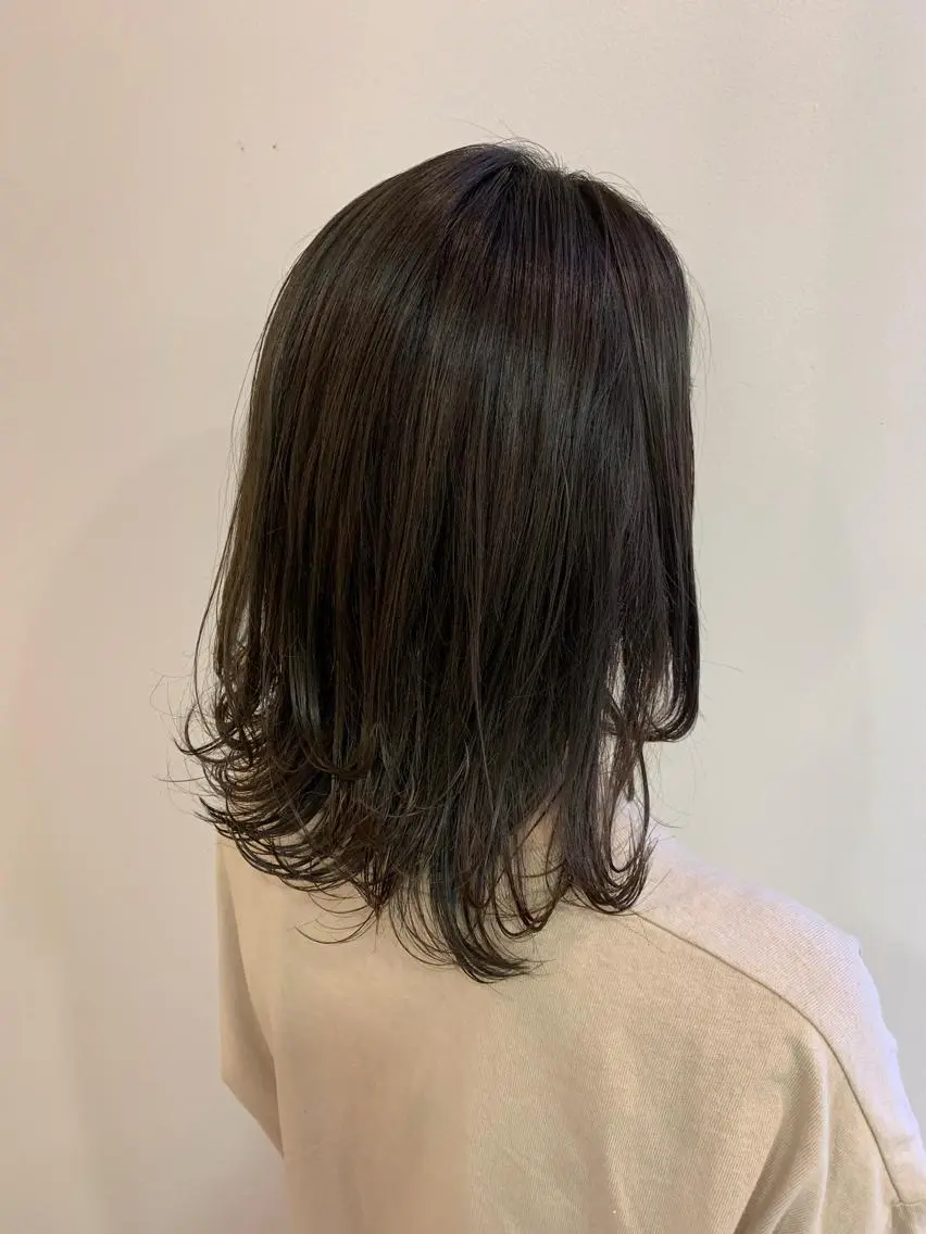 ミディアム カラー ベージュカラー オリーブベージュ 顔まわりカット✄ ベージュカラー🧸のヘアスタイル