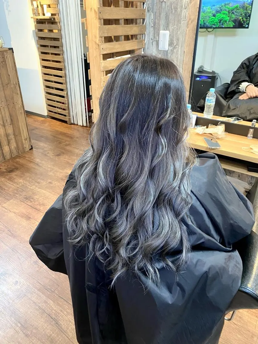 ロング カラー ハイライトカラー シルバー ハイライト カット ヘアカラー トリートメント Luzir⭐︎ GEN⭐︎のヘアスタイル
