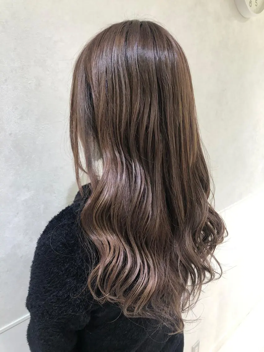 ロング カラー ベージュカラー ハイライトカラー ラベンダーカラー ラベンダーベージュ ハイライト カット ヘアカラー トリートメント 小松崎 結花のヘアスタイル