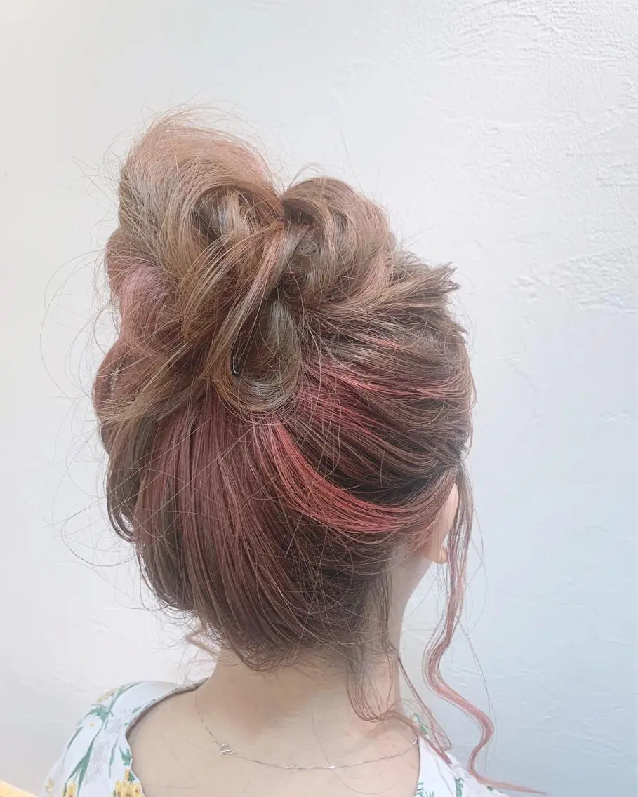 セミロング カラー ヘアアレンジ お団子ヘア ブリーチ インナーカラー period. ほりはるかのヘアスタイル