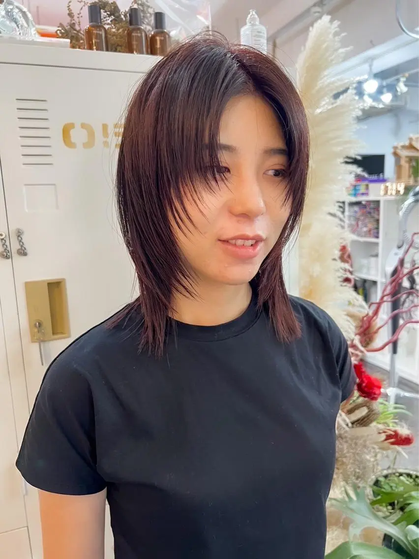 ミディアム カラー レッドカラー 顔まわりレイヤー レイヤーカット LOMARLIE JURIAのヘアスタイル
