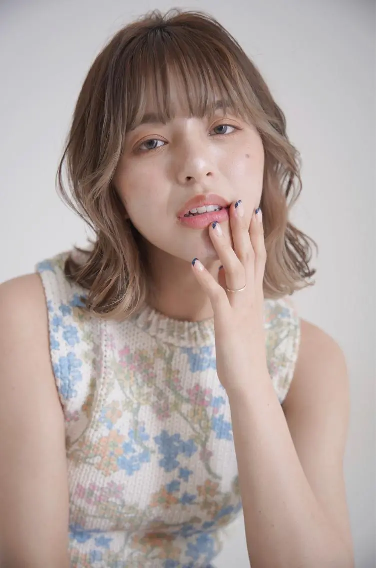 ミディアム カラー カット ヘアカラー 小顔レイヤー/ ベージュ🤍Rieのヘアスタイル
