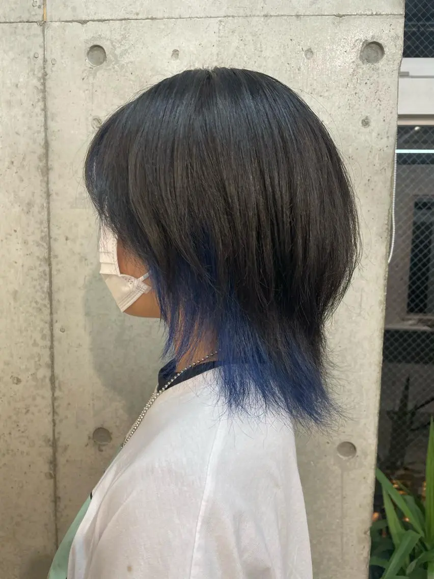 ショート カラー ミストバング ブルーカラー フェイスフレーミング ウルフカット ヘアカラー SHOTO ハイトー ン/ブロンドカラーのヘアスタイル