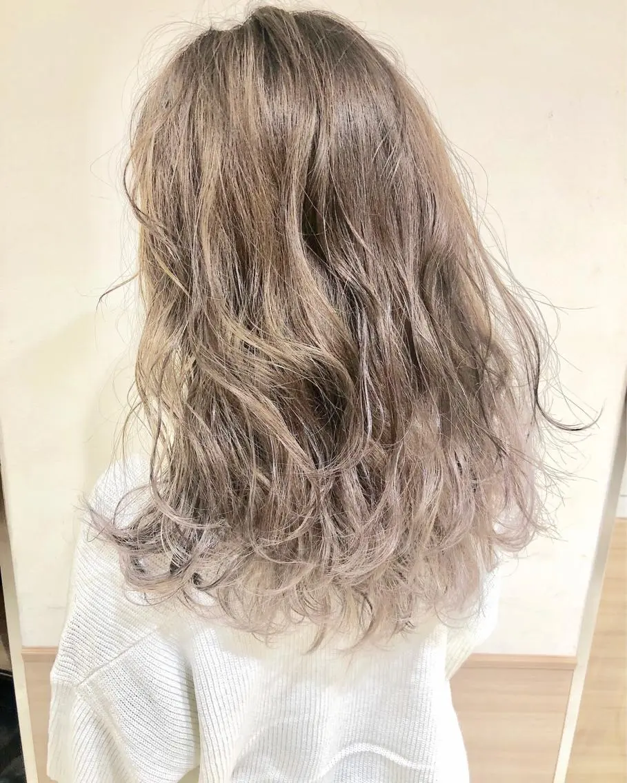セミロング カラー ベージュカラー ブリーチ ヘアカラー トリートメント 店長 小池アキトのヘアスタイル