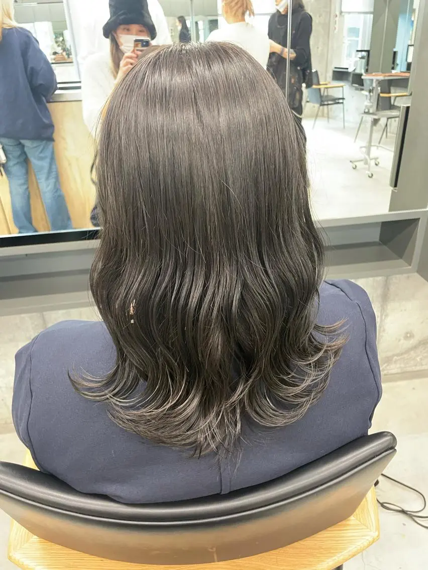 ミディアム カラー ブリーチ 透明感カラー グレージュ ブリーチなしカラー ヘアカラー インナーカラー 推し ブリーチ 髪質改善のヘアスタイル