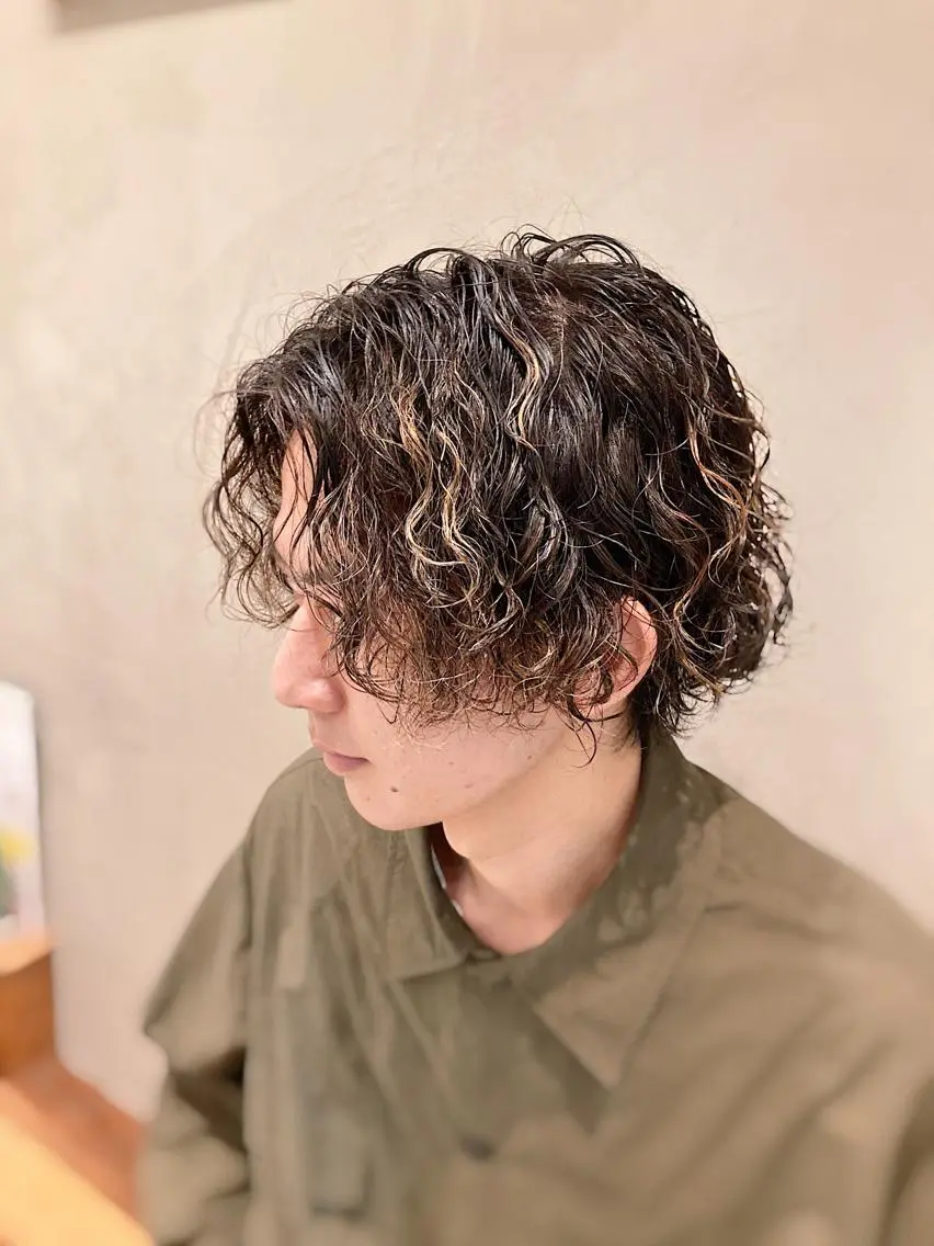 ミディアム パーマ メンズ ミディアムパーマ メンズパーマ 波巻きスパイラルパー マ/シャドウパーマ駿のヘアスタイル