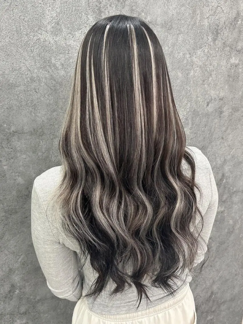 ロング カラー シールエクステ バレイヤージュ ベージュカラー 黒髪 ブリーチ M. KANAのヘアスタイル