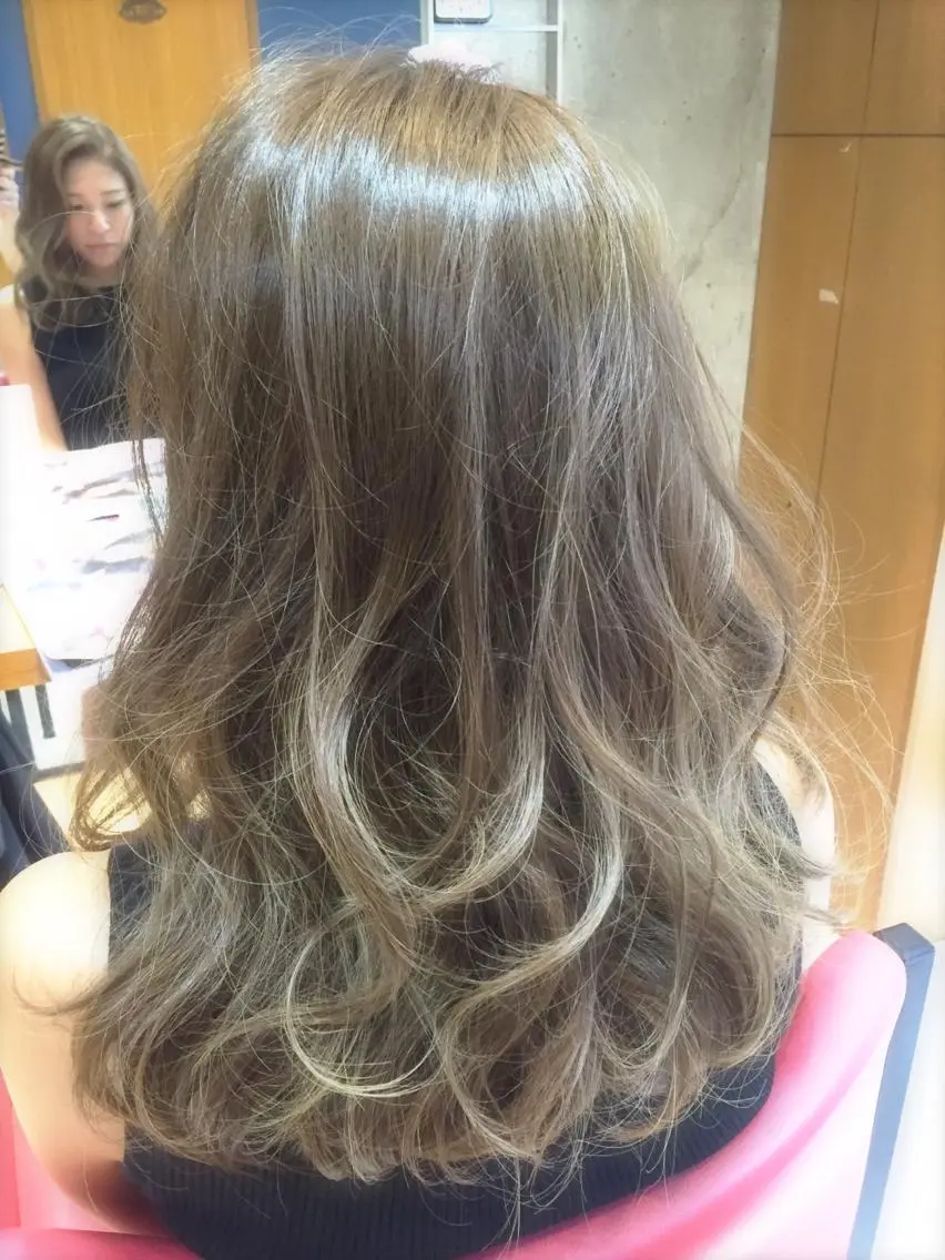 ミディアム 外国人風カラー ハイライト 浅見 健治のヘアスタイル