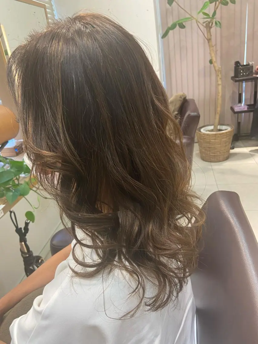 ロング カラー 透明感カラー ハイライトカラー ハイライト カット ヘアカラー 白髪ぼかしハイライト /髪質改善🧤のヘアスタイル
