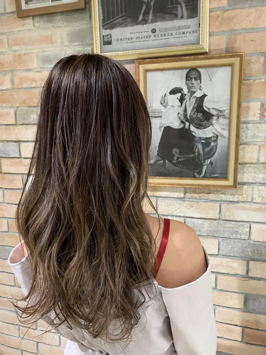 ロング カラー ヘアアレンジ バレイヤージュ ダークグレー レイヤーカット VIM hairおもろまち店のヘアスタイル