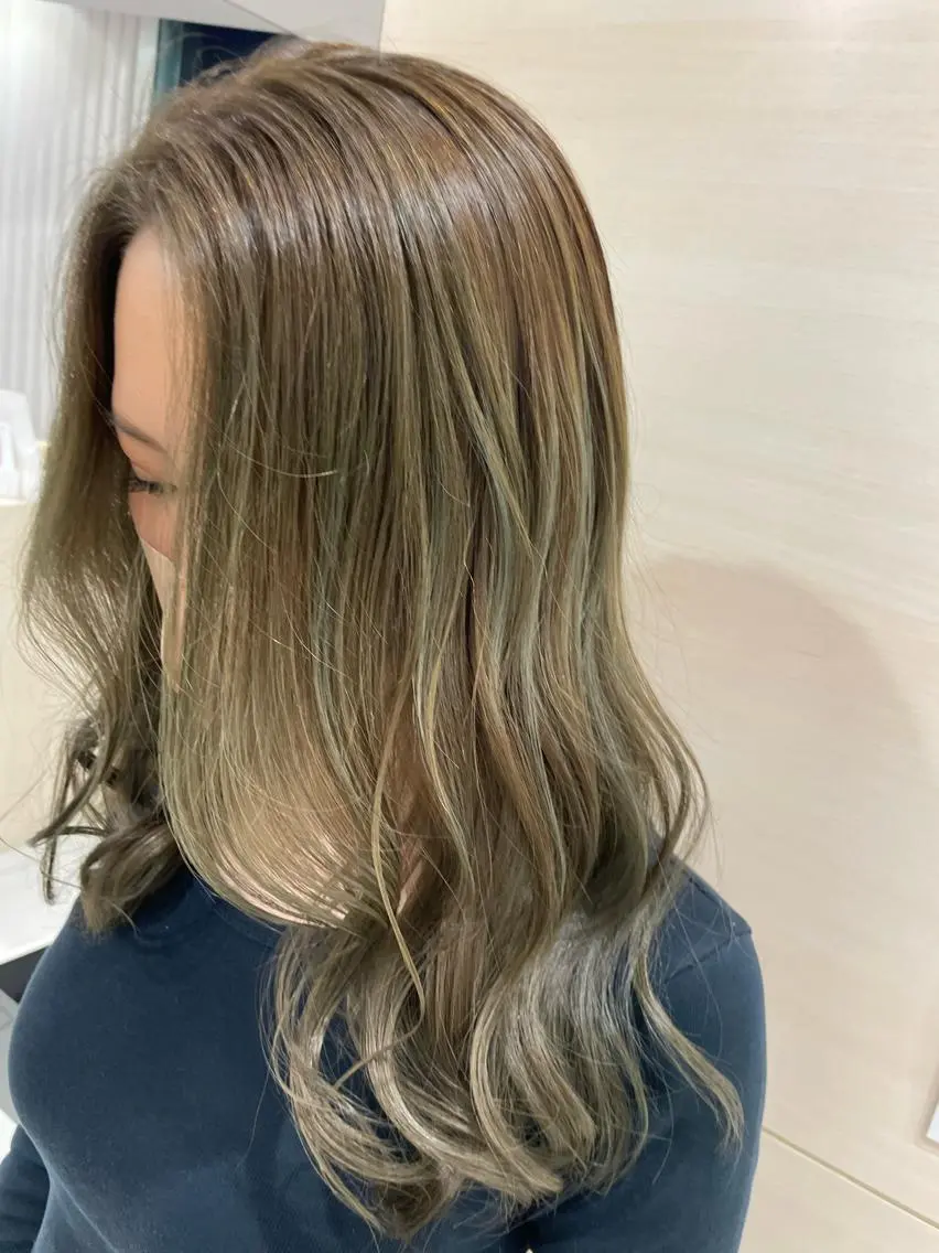 ロング カラー ベージュカラー ハイライトカラー オリーブカラー ハイライト クロスパーマ/うる艶 カラー/Kurumiのヘアスタイル