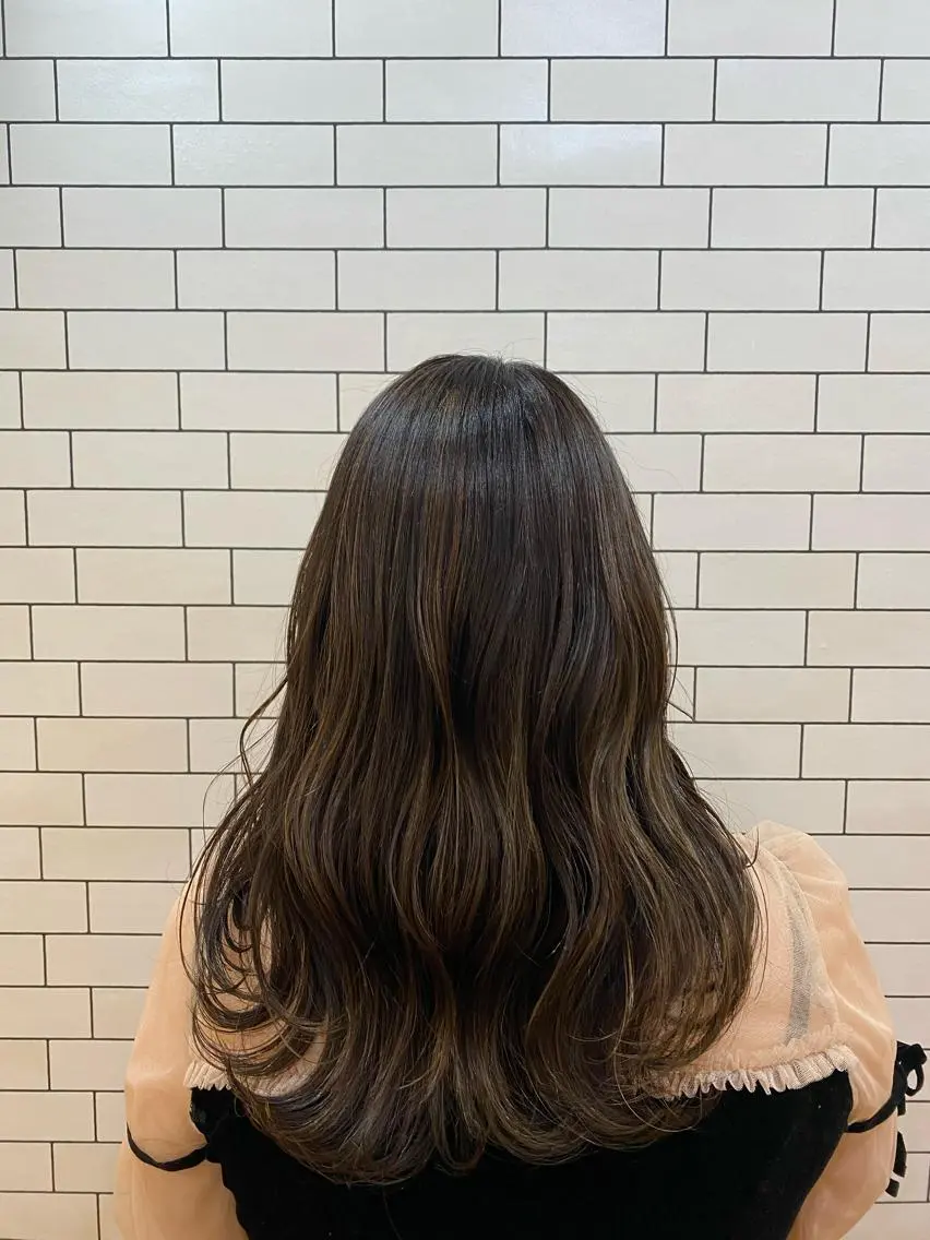 ロング カラー ハイライトカラー ハイライト カット ヘアカラー トリートメント TAI透明カラー 柔らかい縮毛矯正のヘアスタイル