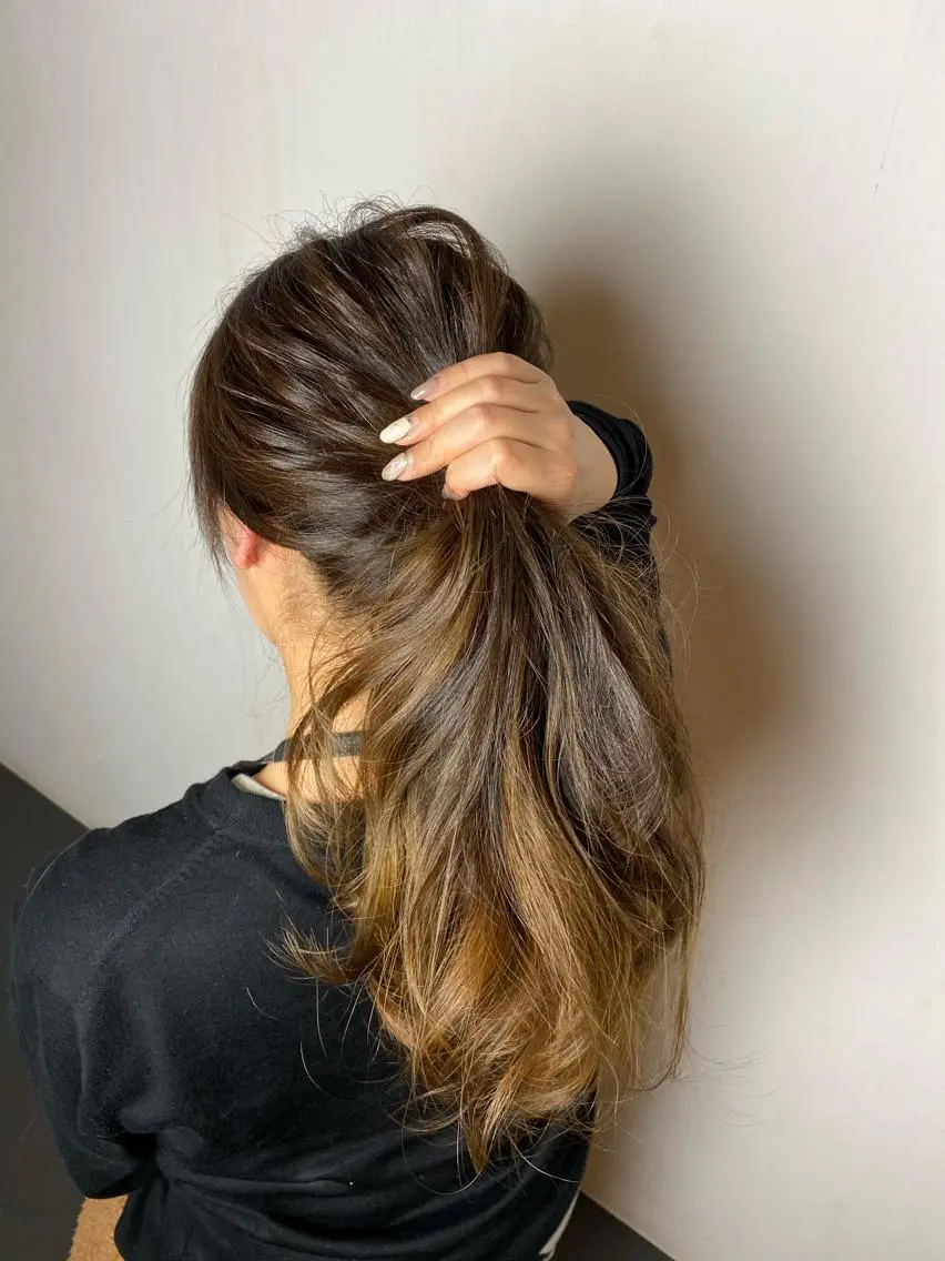 セミロング カラー ハラ ルイスのヘアスタイル