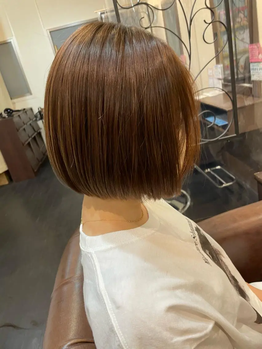 ショート ボブ 西宮ハイトーンカラー ひらり💜のヘアスタイル