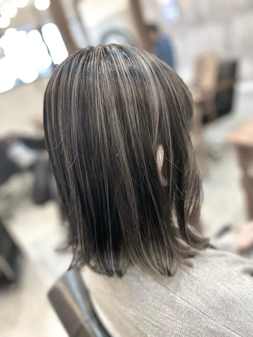ミディアム カラー ハイライトカラー シルバー ハイライト ヘアカラー トリートメント Style Tのヘアスタイル